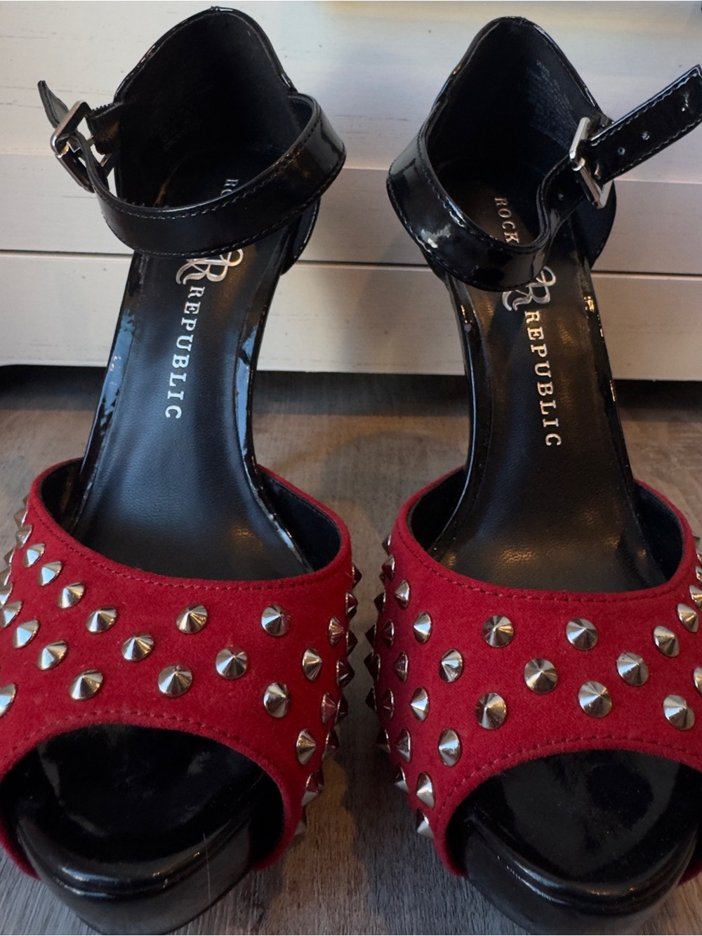 Rock Republic Size 7 Studded Shoes